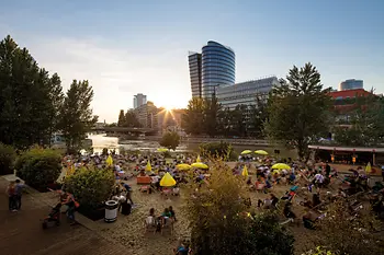 Strandbar Herrmann, atmosfera serale sul Canale del Danubio 