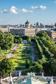 Vista sul Volksgarten, sui musei di storia naturale e di storia dell'arte e sul parlamento