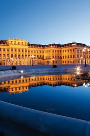 Il castello di Schönbrunn di notte