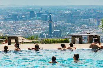 Krapfenwaldlbad, persone in piscina con vista su Vienna