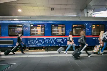 Nightjet ÖBB en gare avec voyageurs à l'avant-plan