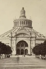 Esposizione Universale del 1873: la rotonda con il portale sud in bianco e nero
