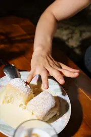 Image of Buchteln (yeast buns) with tasting fingers at the Vollpension café