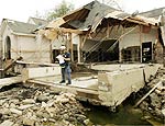 Fachada de casa destru�da por Katrina em Nova Orleans