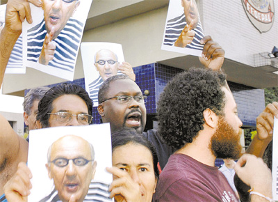 Diante da PF em Bras�lia, manifestantes exibem <br>cartazes que retratam Arruda como presidi�rio