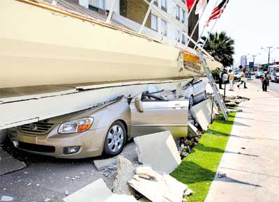 Carros esmagados por terra�o de hotel que desabou em Antofagasta (Chile) em raz�o do terremoto que se refletiu em S�o Paulo