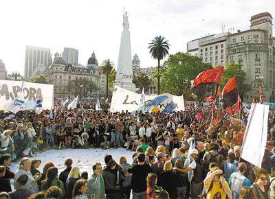 Kirchneristas se re�nem na pra�a de Maio, em Buenos Aires,<br>ap�s an�ncio da morte