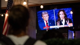 Donald Trump und Kamala Harris auf einem Fernseher beim TV-Duell der beiden US-Präsidentschaftskandidaten 