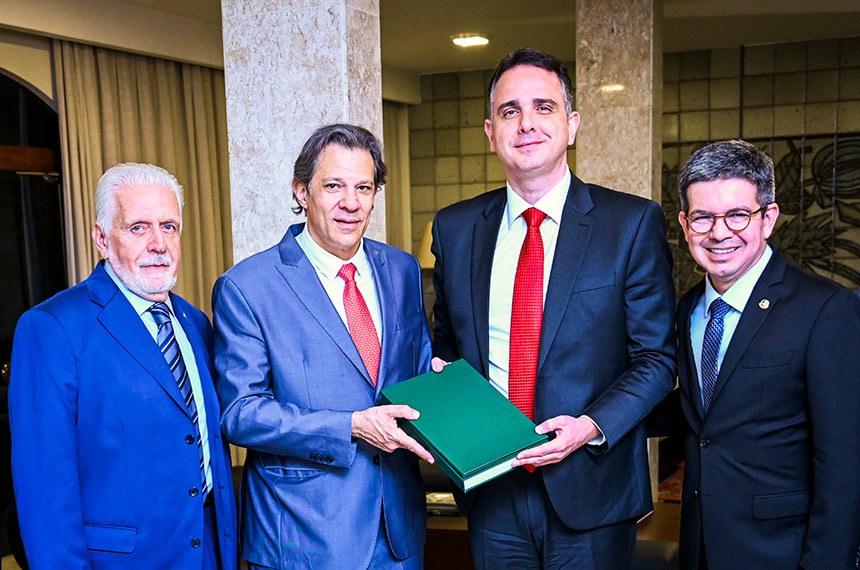 Participam:
líder do governo no Senado Federal, senador Jaques Wagner (PT-BA); 
ministro de Estado da Fazenda, Fernando Haddad;
presidente do Senado Federal, senador Rodrigo Pacheco (PSD-MG);
líder do governo no Congresso Nacional, senador Randolfe Rodrigues (sem partido-AP).