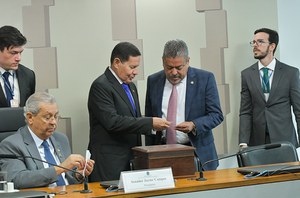 À mesa:
presidente do Conselho de Ética, senador Jayme Campos (União-MT);
senador Hamilton Mourão (Republicanos-RS);
secretário-geral adjunto da Mesa do Senado Federal, Ivan Furlan Falconi.