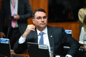 Em destaque, à bancada, senador Flávio Bolsonaro (PL-RJ).