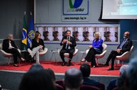 Participam:
diretora de produção da TV Cultura, Paula Cavalcanti;
diretora-geral do Senado Federal, Ilana Trombka;
presidente da Comissão Curadora dos 200 anos do Senado, primeiro-secretário do Senado Federal, senador Rogério Carvalho (PT-SE); 
diretora de Comunicação Social do Senado Federal, Érica Ceolin. 
professor e historiador, Antonio Barbosa.