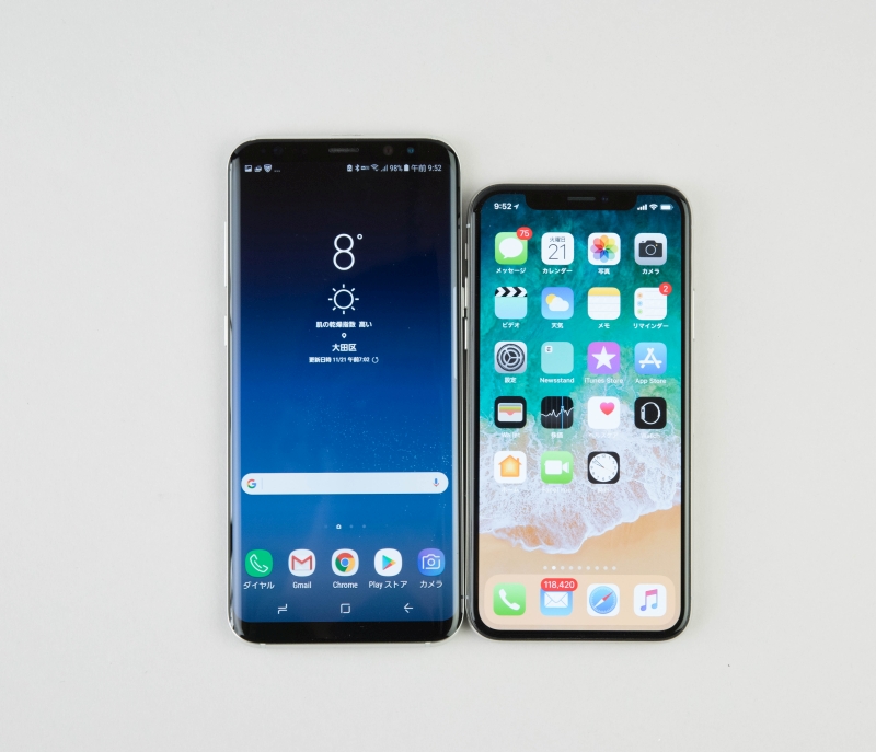 「Galaxy S8+」（左）と比べると、どちらも画面の占有率が高いことがわかる。額縁が細いのだ。