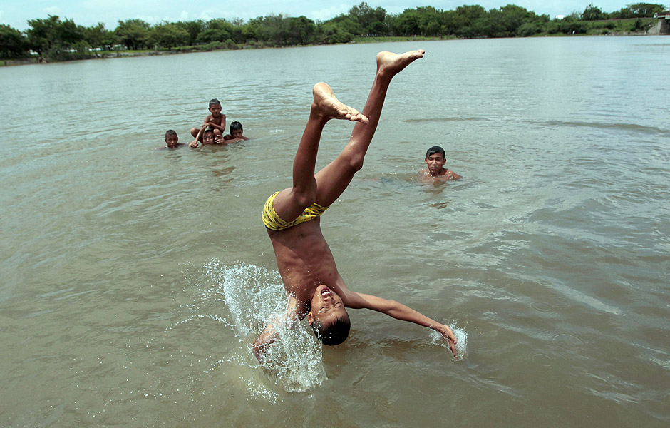 Garoto pula nas �guas do r�dio Lago Xolotlan, na Nicar�gua