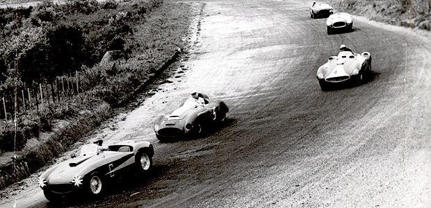 S�O PAULO, SP, BRASIL, 16-12-1956: Pela ordem, o pilotos Henrique Casini, Ico Ferreira, Celso Lara Barberis, Godofredo Viana Filho e Em�lio Zambello durante a primeira passagem pelo "S" na categoria esporte for�a livre, no aut�dromo de Interlagos, em S�o Paulo (SP). (Foto: Folhapress)