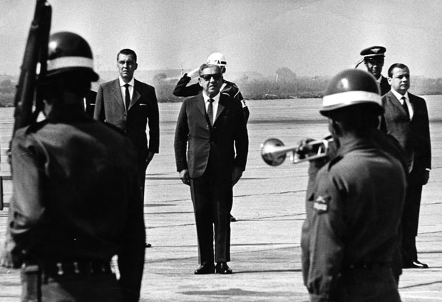 S�O PAULO, SO, 14.05.1967 - O presidente Arthur da Costa e Silva (centro), em S�o Paulo. (Foto: Acervo UH/Folhapress)