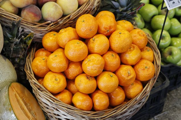  MON105. MONTEVIDEO (URUGUAY), 28/01/2016.- Frutas son exhibidas para la venta hoy, jueves 28 de enero de 2016, en el Mercado Agr�cola en Montevideo (Uruguay). Los c�tricos, ar�ndanos y manzanas de Uruguay estar�n presentes por octavo a�o consecutivo en la Fruit Log�stica de Berl�n, la mayor feria mundial de fruta fresca y verduras, en la que el pa�s mostrar� los beneficios de su producci�n agrointeligente y la calidad e inocuidad de sus productos. EFE/Juan Ignacio Mazzoni ORG XMIT: URU105