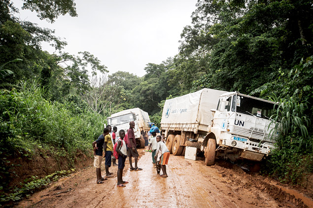 Caminh�es atolados na estrada que liga as cidades de Kenema e Kailahun, em Serra Leoa