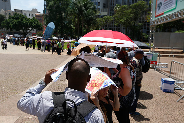 SAO PAULO, SP BRASIL- 10-11- 2015 : Fila de desempregados em busca de vagas no Vale do Anhagabau.. ( Foto: Joel Silva/ Folhapress ) ***MERCADO *** ( ***EXCLUSIVO FOLHA***)