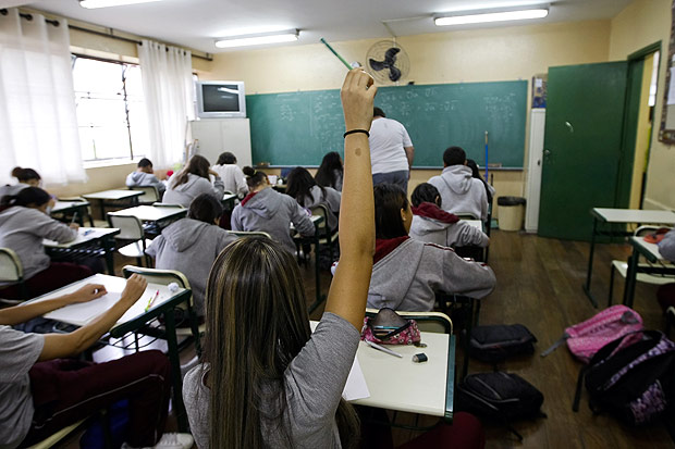 SO PAULO, SP, BRASIL, 19-08-2011, 07h00: GOVERNO LOTA SALAS DE AULAS. Alunos do 1 ano do ensino medio em aula de Matematica na Escola Estadual Professor Wolny Carvalho Ramos, na Vila Regente Feijo, zona leste de Sao Paulo, escola considerada modelo pelo governo do Estado, com uma media de 35 alunos por sala de aula. Escolas Estaduais de Sao Paulo possuem mais alunos em sala de aula que o recomendado MEC. (Foto: Apu Gomes/Folhapress, Cotidiano ) *** EXCLUSIVO***