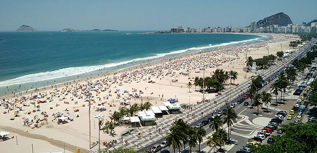 Banhistas nas praias do Leme e Copacabana em dia de calor no Rio de Janeiro