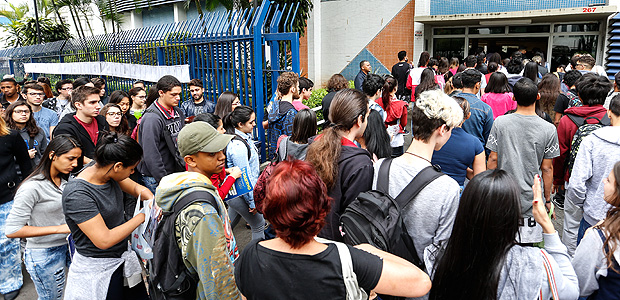 SAO PAULO, SP, 05.11.2016: - Movimentacao, fila e chegada dos alunos que irao prestar o ENEM, na porta da UNIP da rua Apeninos no bairro da Aclimacao em Sao Paulo. (Foto: Bruno Poletti/Folhapress, FSP-COTIDIANO) ***EXCLUSIVO FOLHA***