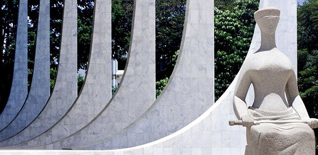 estatua-simbolizando-a-justica-em-frente-a-sede-do-supremo-tribunal-federal-stf-na-praca-dos-tres-poderes-em-brasilia