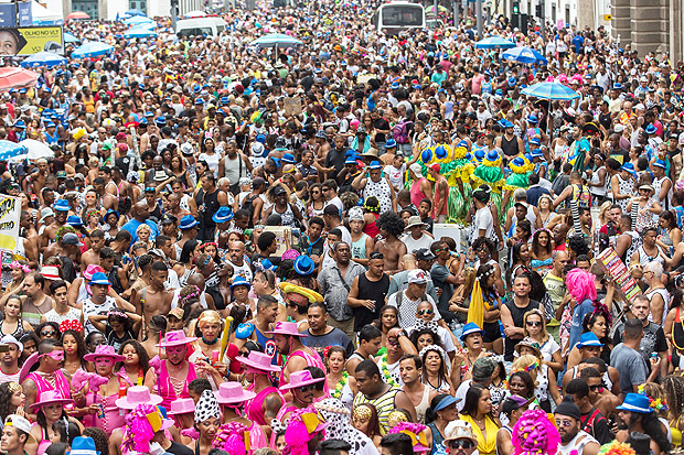 CARNAVAL RIO 2017 _ Rio de Janeiro, Rj, BRASIL. 25/02/2017; Fotos primeiro dia do carnaval carioca, o bloco do cordao da bola preta passa no centro do rio e tem milhares de seguidores nesse Sabado. ( Foto: Ricardo Borges/Folhapress)