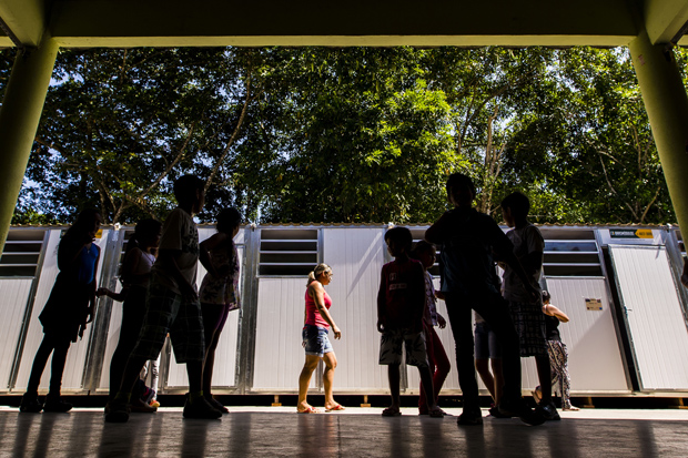 SAO SEBASTIAO - SP - BRASIL, 12-04-2016, 12h20: ESCOLA EM CONTEINER EM JUQUEHY. Movimentacao de alunos na escola Municipal de Juquei, que fora atingida pelas fortes chuvas de verao e teve parte das salas de aulas destruidas. A prefeitura de Sao Sebastiao disponibilizou containers em substituicao as salas atingidas. (Foto: Adriano Vizoni/Folhapress, COTIDIANO) ***EXCLUSIVO FSP***