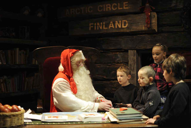 Papai Noel conversa com crian�as em seu escrit�rio, na cidade de Rovaniemi