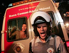 Manifestante � preso durante protesto contra a visita do presidente George W. Bush ao Brasil