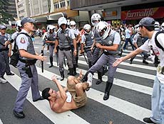 Pol�cia entra em confronto com manifestantes na avenida Paulista, regi�o central de SP