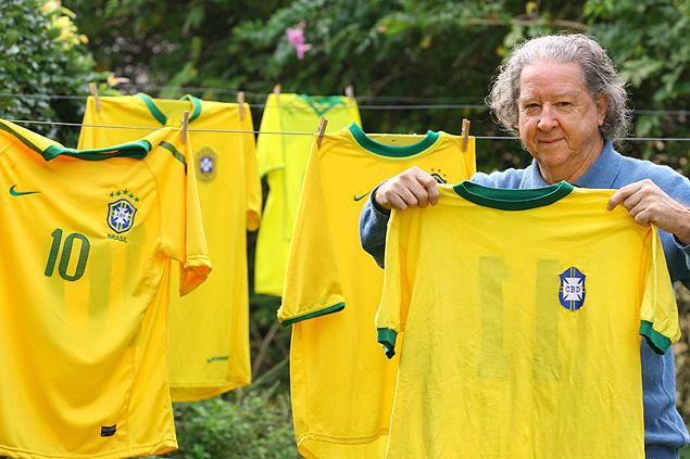 Aldyr Garcia Schlee com camisas da sele��o brasileira