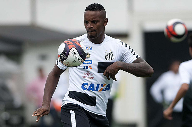 O zagueiro Cleber, do Santos