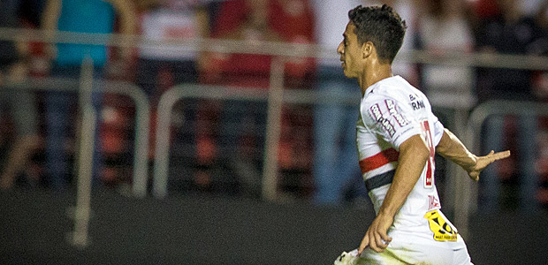 Thomaz comemora gol na partida entre S�o Paulo e Vit�ria, pelo Brasileiro, no Morumbi