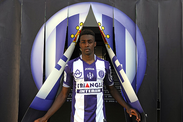 French L1 football club Toulouse's new Brazilian midfielder Wergiton Do Rosario Calmon, known as Somalia, poses during his official presentation at the municipal stadium in Toulouse, southwestern France, on August 11, 2015