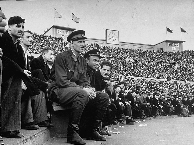Dois Pvts do Ex�rcito Vermelho. sentado na primeira fila w. milhares de outros russos no Dynamo Stadium, assistindo um jogo de futebol entre Dynamo Team & Red Army Team (apenas nome, n�o conectado ao Ex�rcito