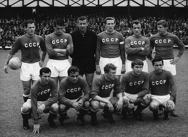 Equipe da URSS antes do in�cio de sua partida de quartas-de-final da Copa do Mundo com a Hungria Sunderland. A Uni�o Sovi�tica passou a se qualificar para as meias-finais com uma vit�ria por 2-1. O guarda-redes Lev Yashin pode ser visto em preto na linha de tr�s.