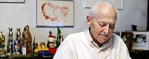 Octavio Frias de Oliveira (1912-2007) em sua sala no nono andar da sede da Folha, no centro de S�o Paulo (Jo�o Wainer-24.mar.2006)