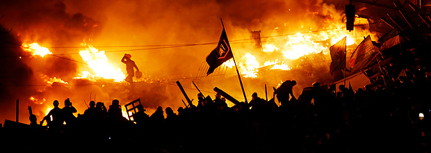 Manifestantes antigoverno incendeiam barricadas na Pra�a da Independ�ncia, em Kiev