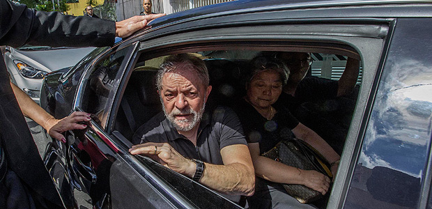 PODER - SAO PAULO-SP - Velorio de dona Marisa Leticia, esposa do Presidente Lula, no sindicato dos Metalurgicos do ABC. Lula sai do sindicato acompanhando o fúnebre que levou o corpo de Marisa para cremação. 03/02/2017 - Foto - Marlene Bergamo/Folhapress - 017 -