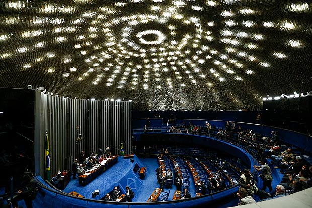 BRASILIA, DF, BRASIL, 11-07-2017, 12h00: Senadoras da oposi��o fazem obstru��o e tentam impedir a vota��o da reforma trabalhista no senado federal. Elas sentaram na cadeira do presidente do senado e n�o deixaram o presidente Eun�cio Oliveira (PMDB-CE) iniciar a sess�o. Houve um impasse entre Eun�cio e os senadores da oposi��o e a presid�ncia ordenou o desligamento das luzes do plen�rio. Ap�s cerca de 5 horas no escuro, as luzes do plen�rio foram religadas, por�m, o impasse sobre o funcionamento da sess�o continua. (Foto: Pedro Ladeira/Folhapress, PODER)