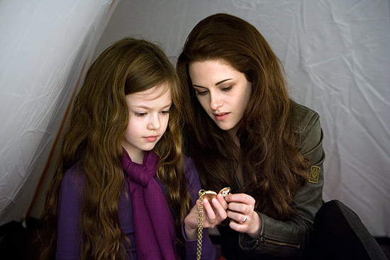 Mackenzie Foy (esq.) e Kristen Stewart em cena de "Amanhecer - Parte 2"