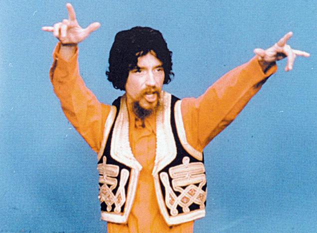 O cantor e compositor baiano Raul Seixas durante a grava��o do clipe da m�sica "Gita", em 1974 