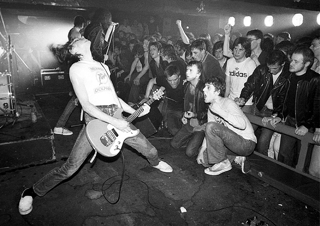 ORG XMIT: 211401_1.tif 1977Fotografia de Ian Dickson mostra o grupo norte-americano Ramones. A imagem faz parte da exposi��o "Quem matou o Rock & Roll: Uma Hist�ria da Fotografia", que re�ne as obras do melhores fot�grafos das estrelas do rock no Museu do Brooklyn, em Nova York (EUA). *** A 1977 handout photo of The Ramones by Ian Dickson is part of the "Who Shot Rock & Roll: A Photographic History, 1955 to the Present" exhibit at the Brooklyn Museum in New York. Nearly 200 photographs, videos, album covers and slide shows, from multi-panel images of Jimi Hendrix to Amy Arbus' simple gelatin print of Madonna walking down a Manhattan street in 1983, give the unsung visual aspect of more than 50 years of rock music history its due. REUTERS/Max Vadukul - Brooklyn Museum/Handout (UNITED STATES ENTERTAINMENT) NO SALES. NO ARCHIVES. FOR EDITORIAL USE ONLY. NOT FOR SALE FOR MARKETING OR ADVERTISING CAMPAIGNS 