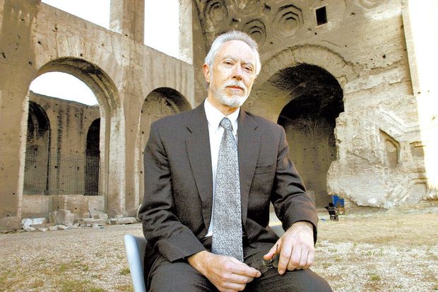 ORG XMIT: 502601_0.tif Literatura: o escritor sul-africano J. M. Coetzee, em Roma, It�lia. South-African writer John M.Coetzee, Nobel Price for literature, poses for photographers in Rome, 22 June 2004 during a literature festival. AFP PHOTO/ Tiziana FABI