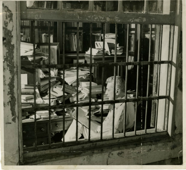 ORG XMIT: 214701_0.tif RECIFE, PE, BRASIL, 07-07-1952: O soci�logo Gilberto Freyre na biblioteca de sua casa no bairro de Apipucos, em Recife, em 1952. (Foto: Acervo UH/Folhapress)