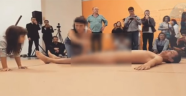 Museu de Arte Moderna de SP, Crian�a tocando homem pelado, menina toca homem nu, Museu de S�o Paulo