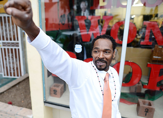 Rodney King chega ao lan�amento de seu livro "The Riot Within - My Journey from Rebellion to Redemption" em LA