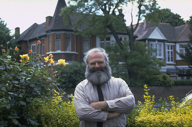 Oliver Sacks em frente � casa onde passou sua inf�ncia, na Inglaterra 